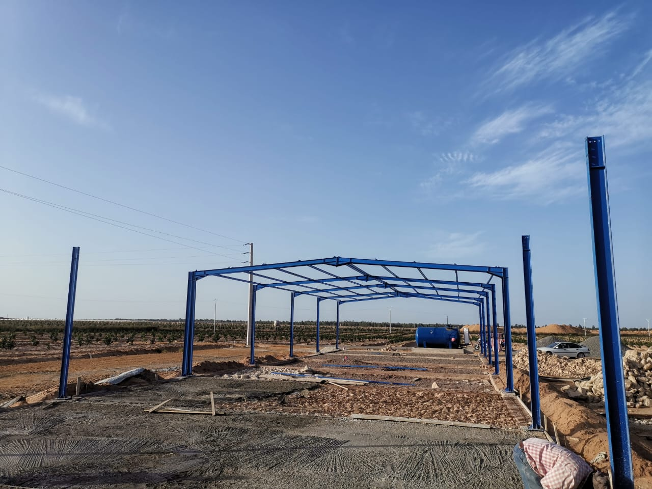 Charpente métallique bleue sur chantier agricole