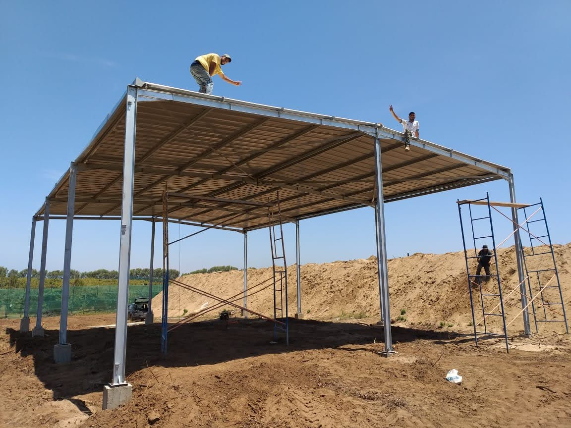 Hangar métallique couvert en cours de finition