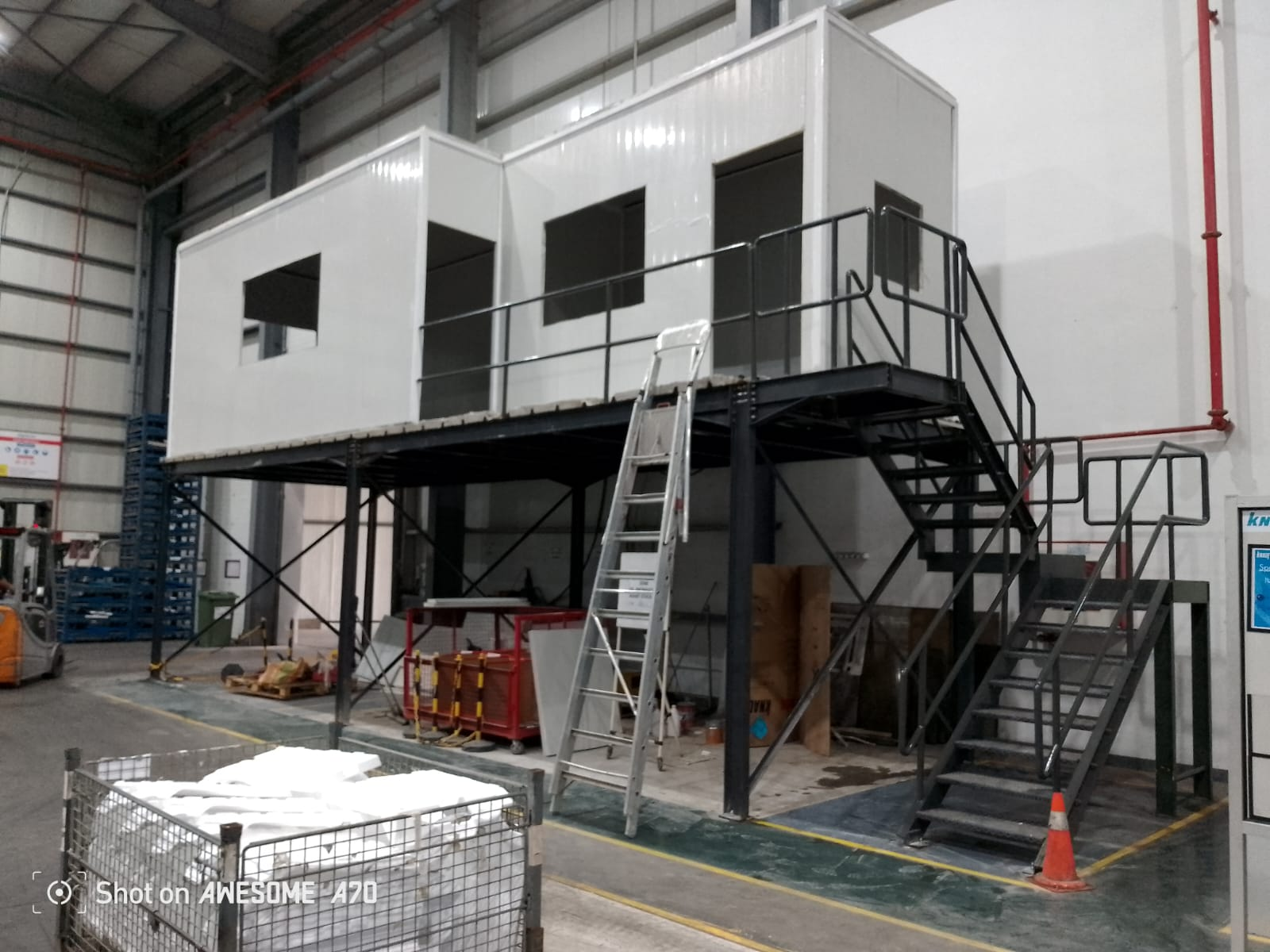 Plateforme industrielle avec escalier métallique