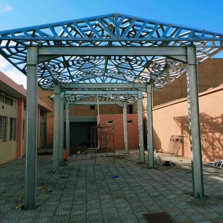 Structure métallique grise pour toiture