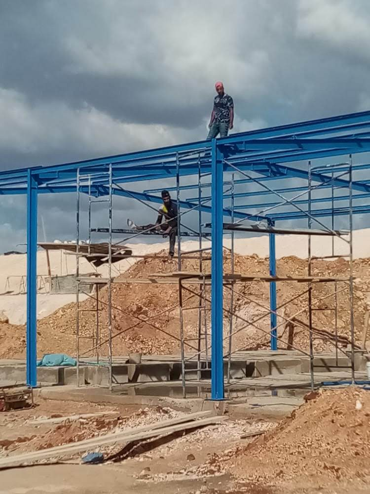 Travaux de montage charpente métallique avec échafaudage